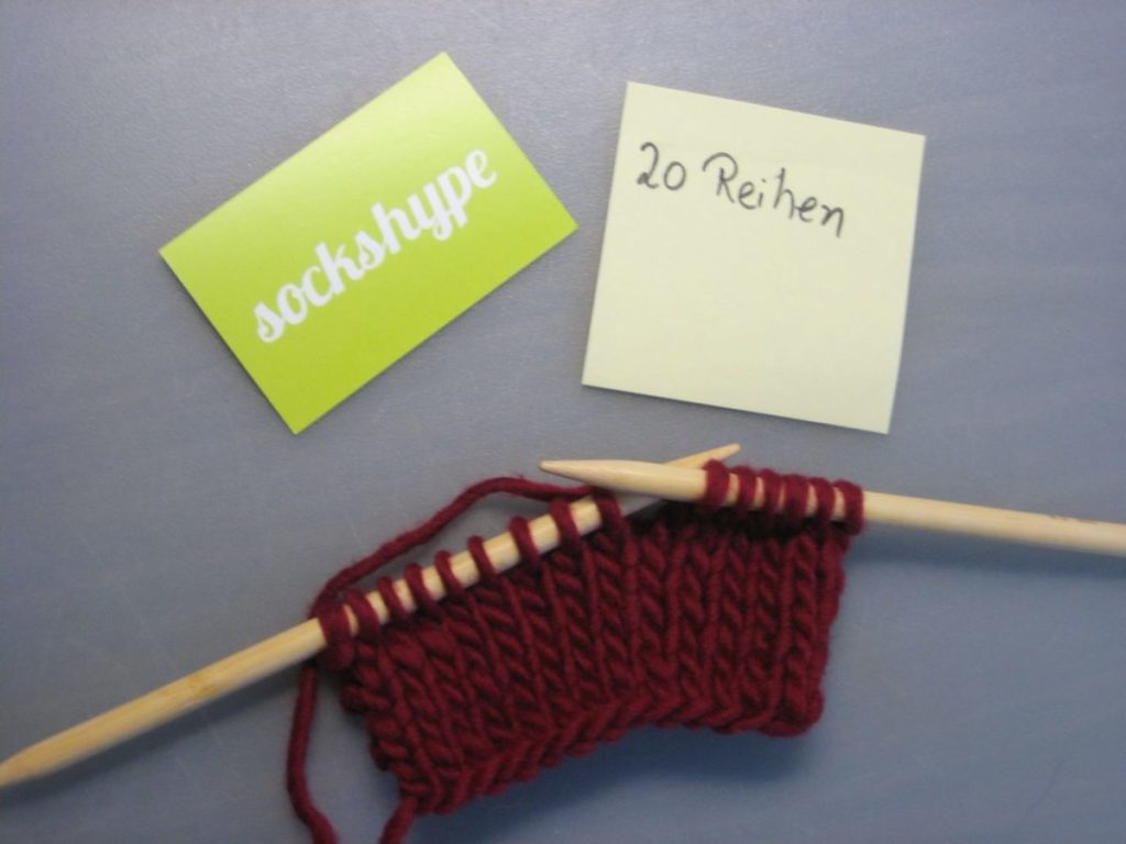 Babyschuhe stricken Anleitung – Nun strickst du im Wechsel eine Reihe linke Maschen, eine Reihe rechte Maschen.