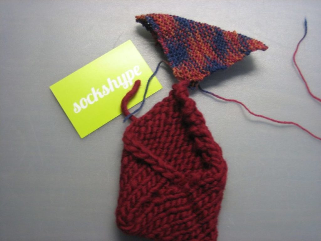 babyschuhe stricken – Vernähen von Sohle und Ferse.