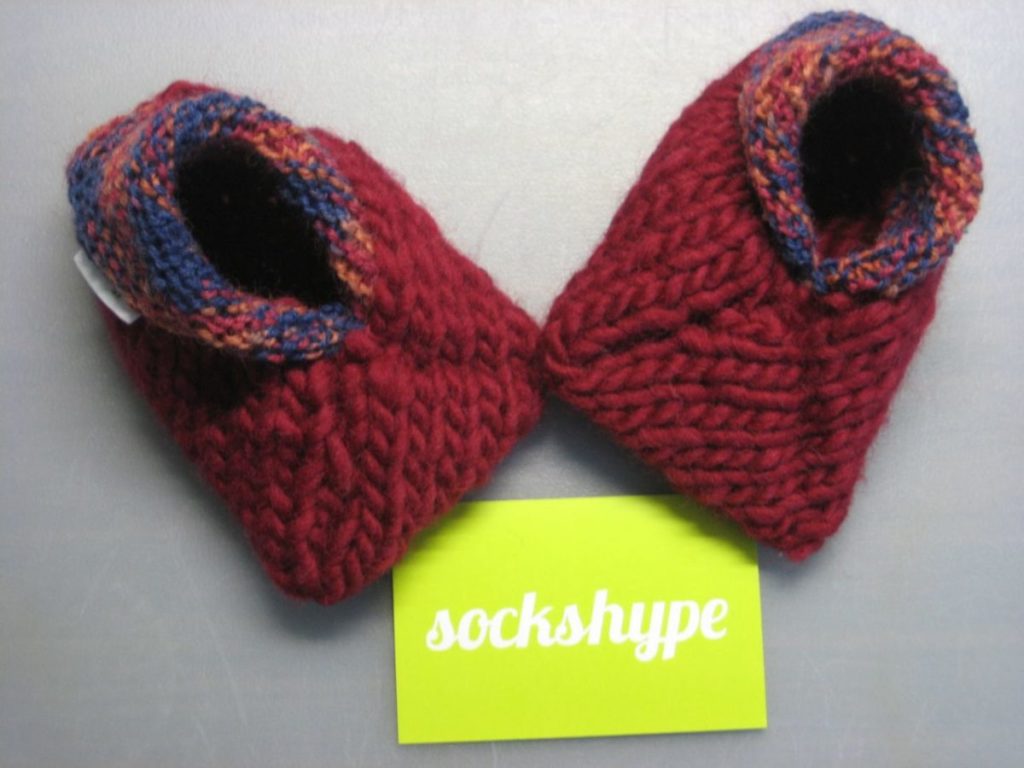 babyschuhe stricken Anleitung – Beide Schuhe VOR dem Waschgang.