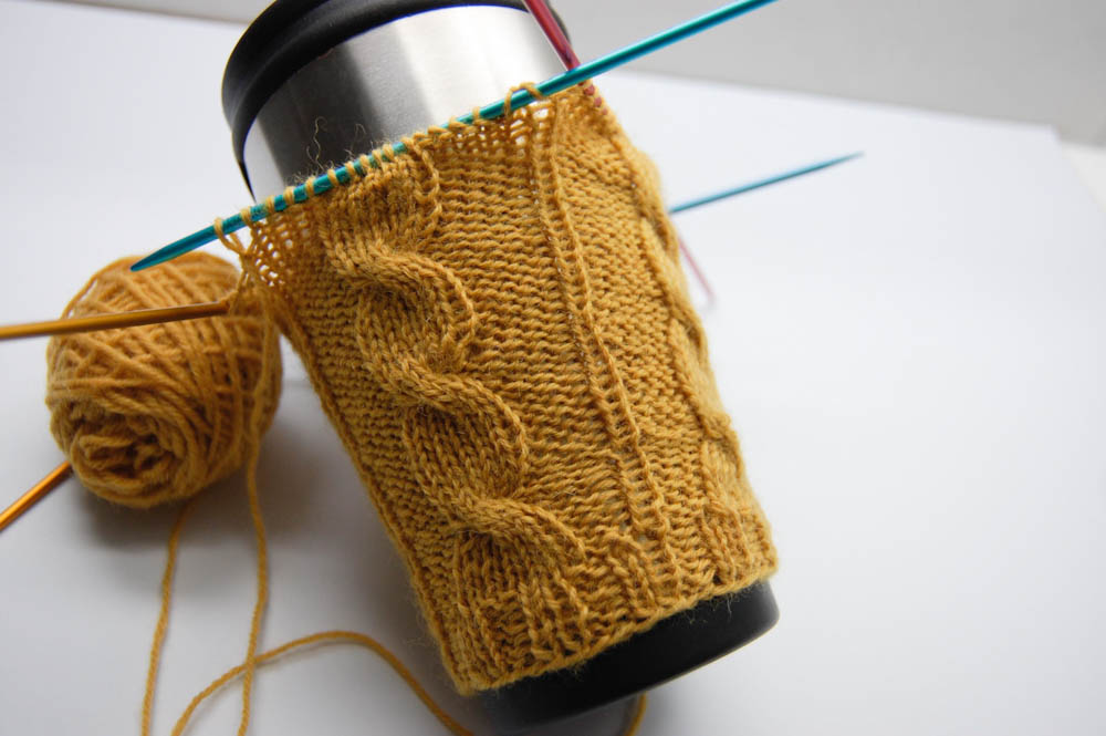 Hülle für Kaffeebecher stricken