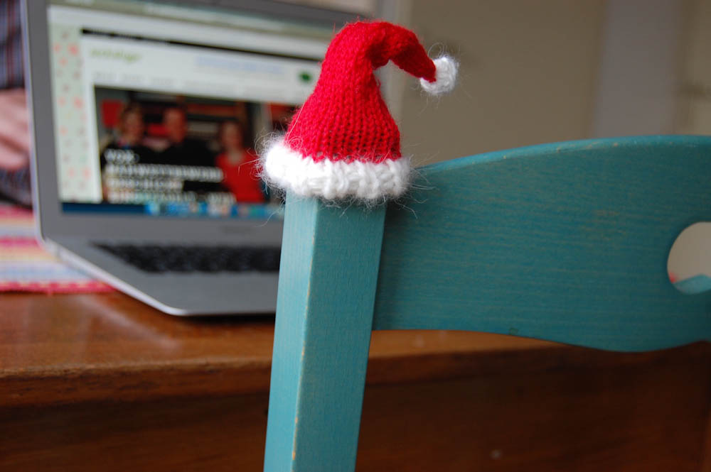 kleine Nikolausmütze stricken - Mütze auf Stuhllehne