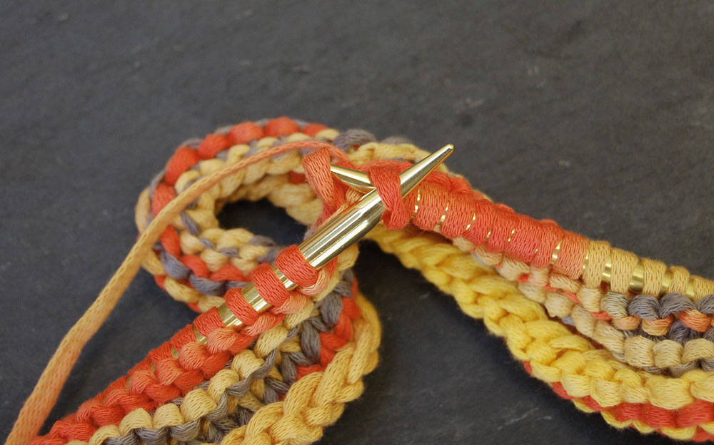 Anleitung: Topflappen stricken aus Bändchengarn 3 Maschen überzogen zusammenstricken Anleitung: Topflappen stricken aus Bändchengarn