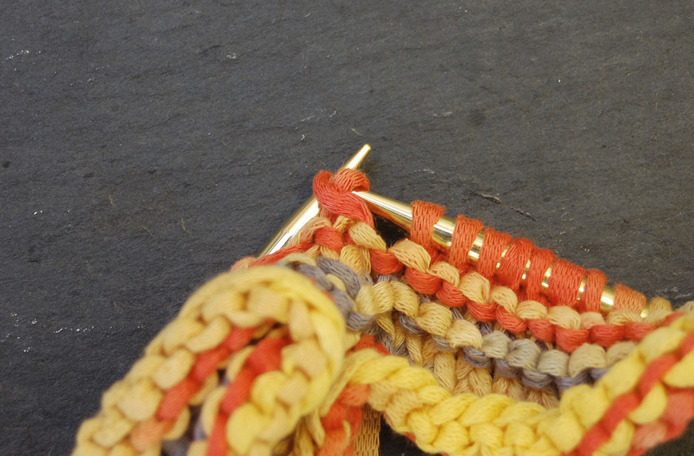 Anleitung: Topflappen stricken aus Bändchengarn 3 Maschen überzogen zusammengestrickt Anleitung: Topflappen stricken aus Bändchengarn