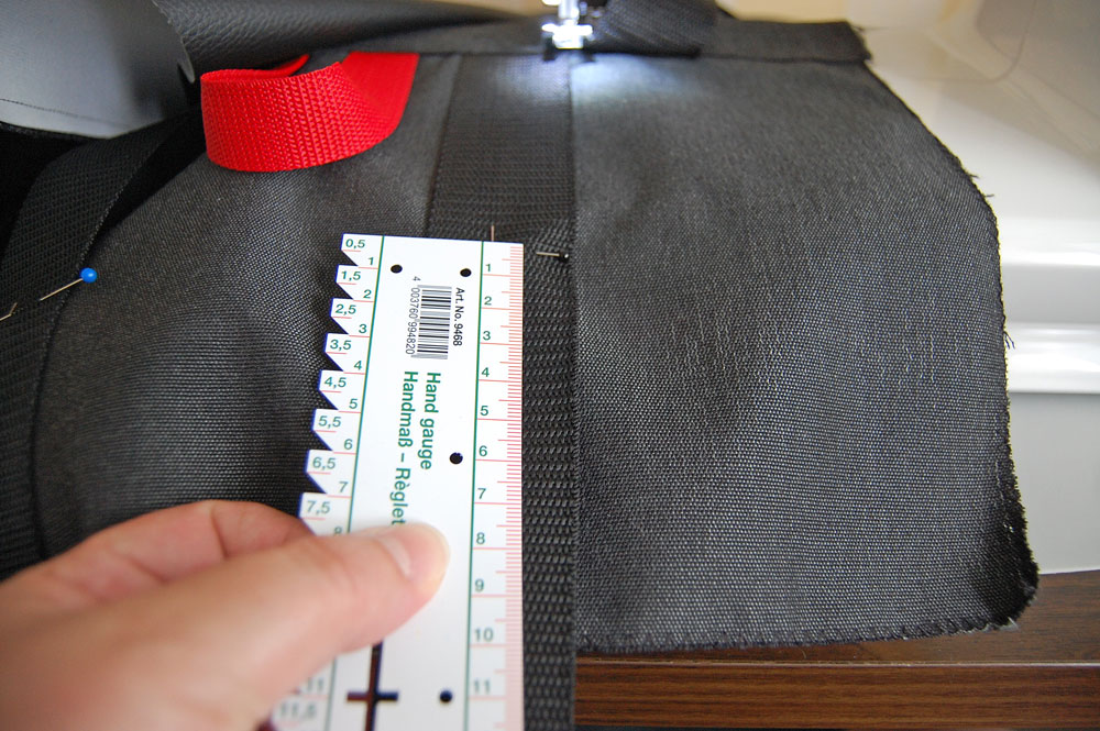 Rucksack nähen - Verschlussbänder werden festgenäht.