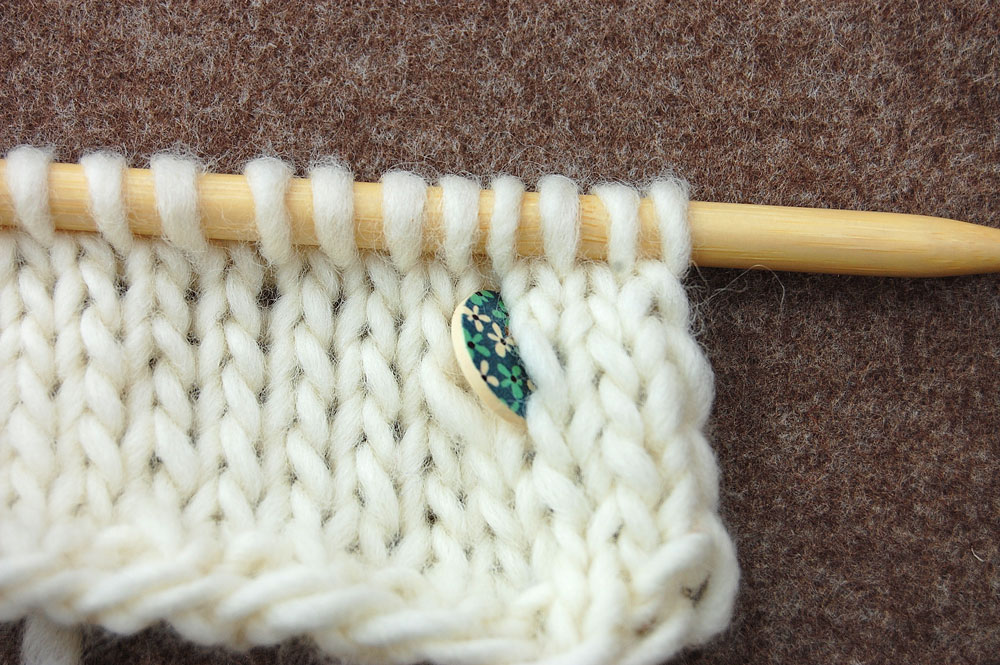 Knopflöcher stricken - Der Knopf passt