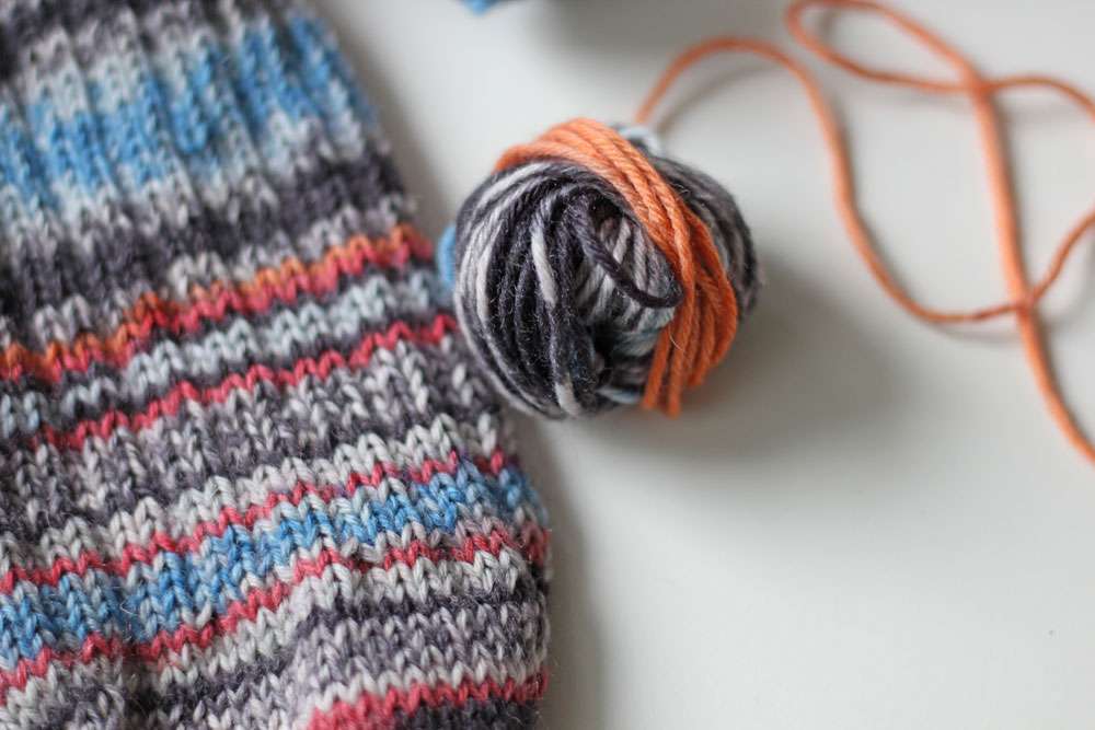 Zwei identische Socken stricken - Wolle abwickeln