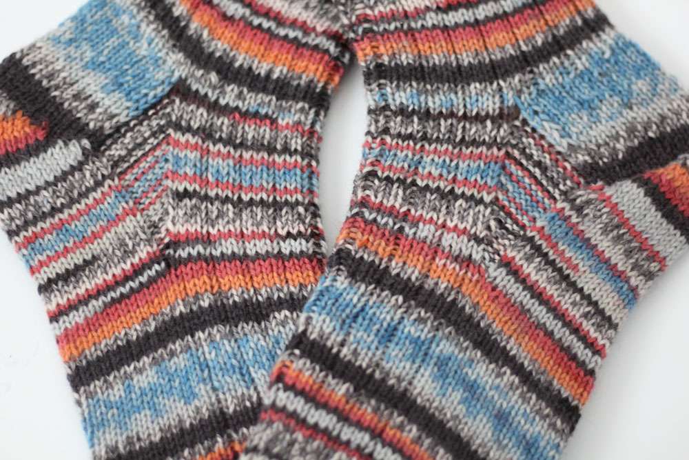 Zwei identische Socken stricken