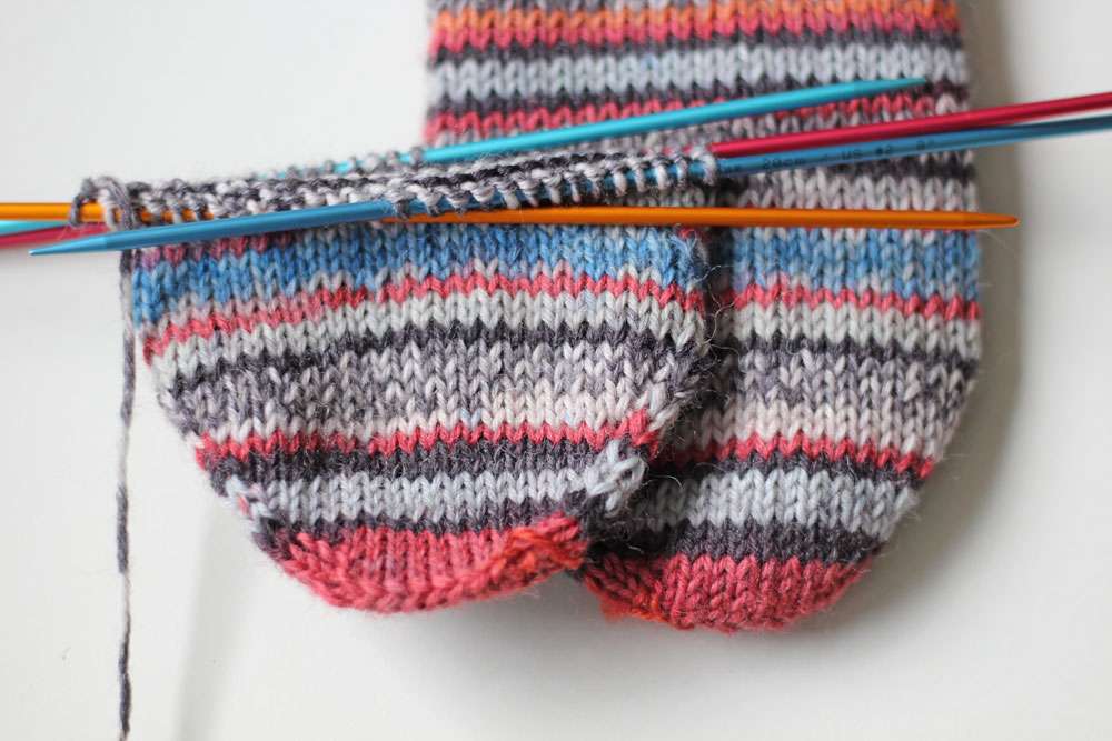 Zwei identische Socken stricken