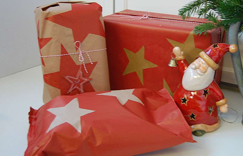 weihnachtliche Geschenkverpackungen - aufgeklebte Sterne aus Packpapier