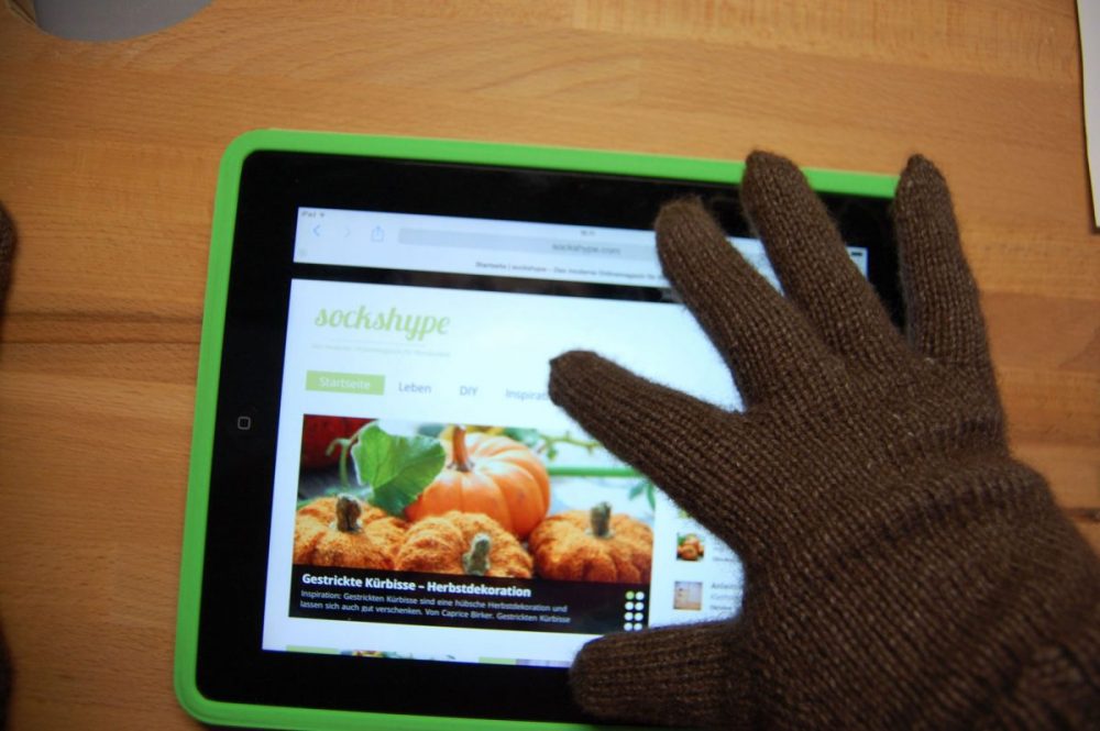 Gemacht mit Liebe und Wolle: Handy-Handschuhe stricken