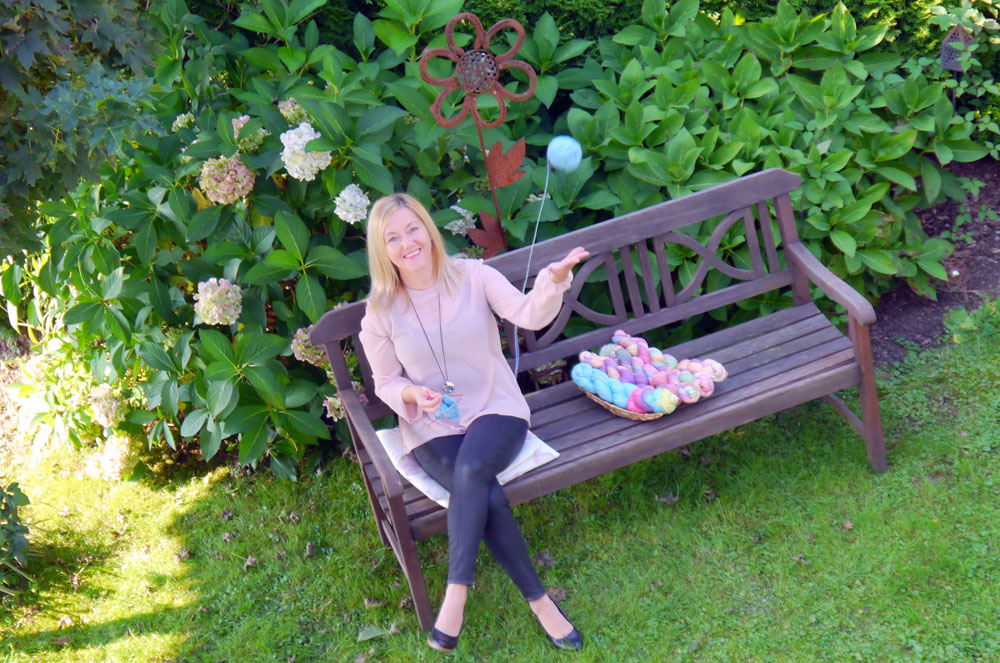 bojos wolltraum Bojos Wolltraum – Ingrid Böhmisch-Kreis macht handgefärbte Wollträume wahr Bojos Wolltraum - Ingrid Böhmisch-Kreis - im Garten bojos wolltraum Bojos Wolltraum – Ingrid Böhmisch-Kreis macht handgefärbte Wollträume wahr