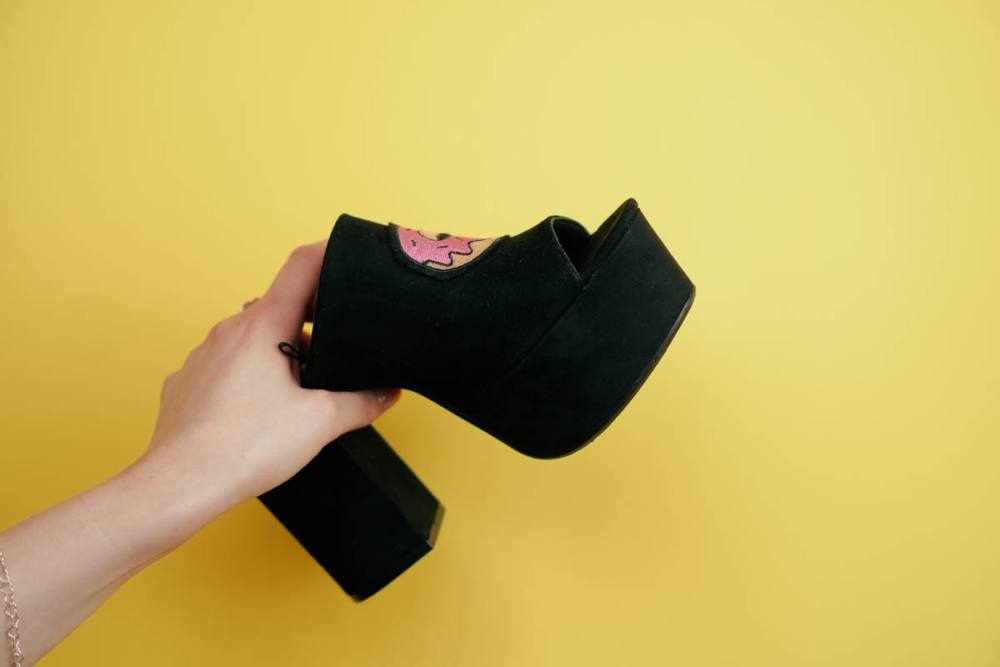 DIY – Schuhe pimpen mit Patches und Textilkleber