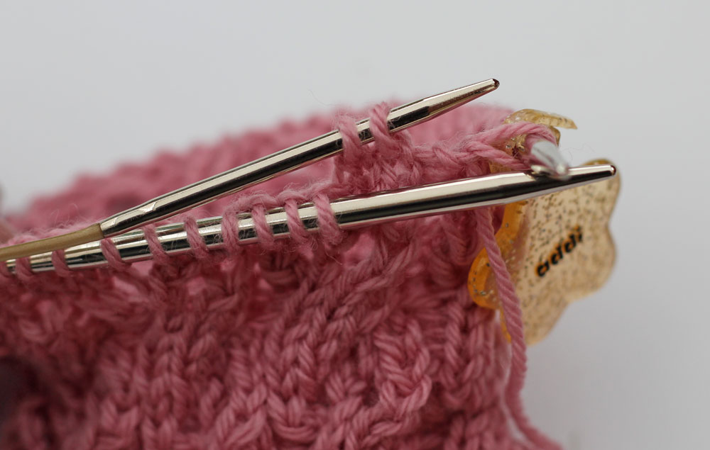 Armstulpen stricken mit Sockenwunder - Verzopfung 1