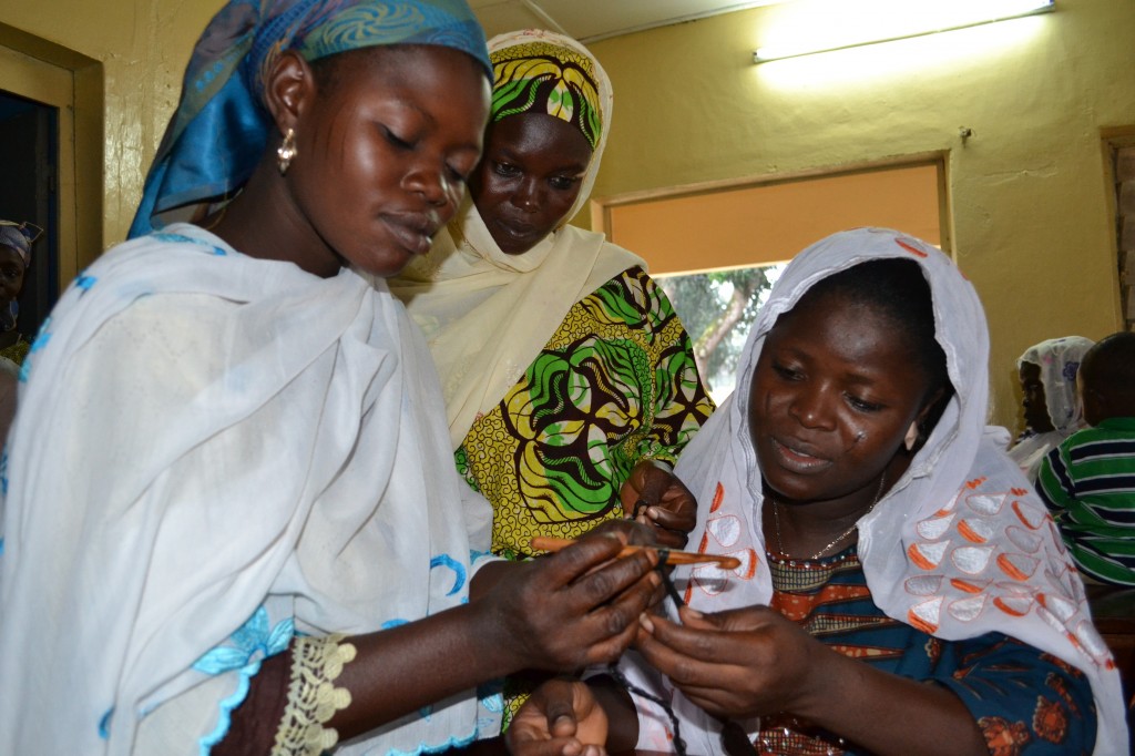 Plastikmüll Häkeln mit Plastikmüll in Togo (Christine Bertschi) Die ersten Maschen gehen noch schwer von der Hand - Plastikmüll Plastikmüll Häkeln mit Plastikmüll in Togo (Christine Bertschi)
