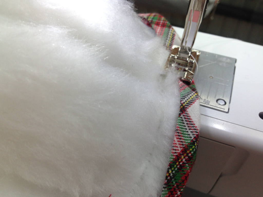 Sew the slanting tape to the artificial fur