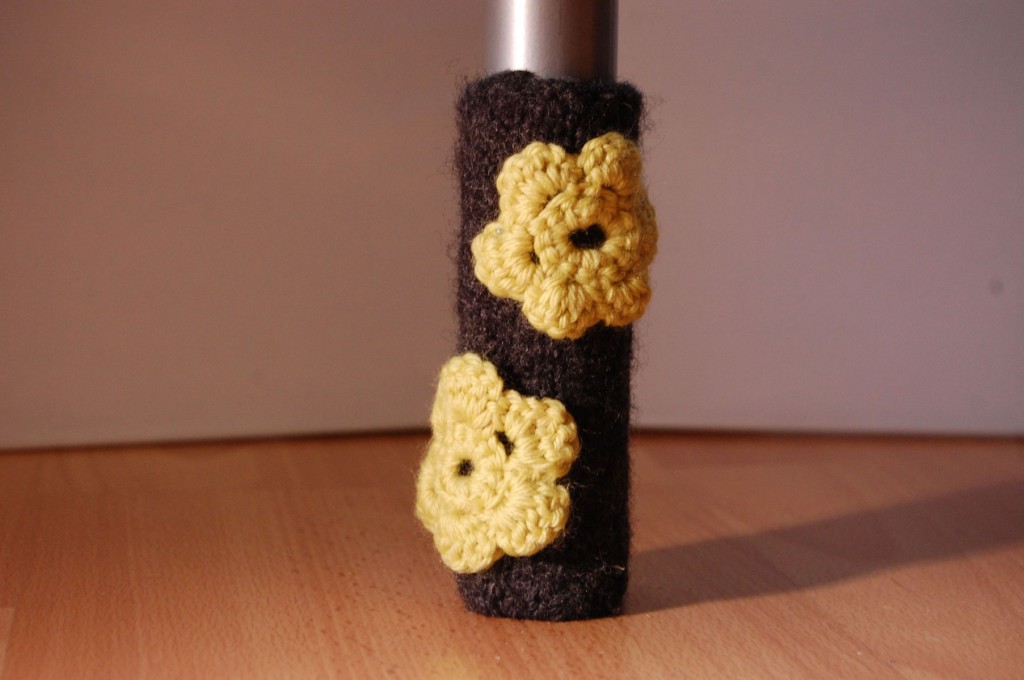 stuhlbeinsocke Anleitung: Stuhlbein Socke stricken – mit Filzwolle Stuhlbeinsocke mit Häkelblüten stuhlbeinsocke Anleitung: Stuhlbein Socke stricken – mit Filzwolle