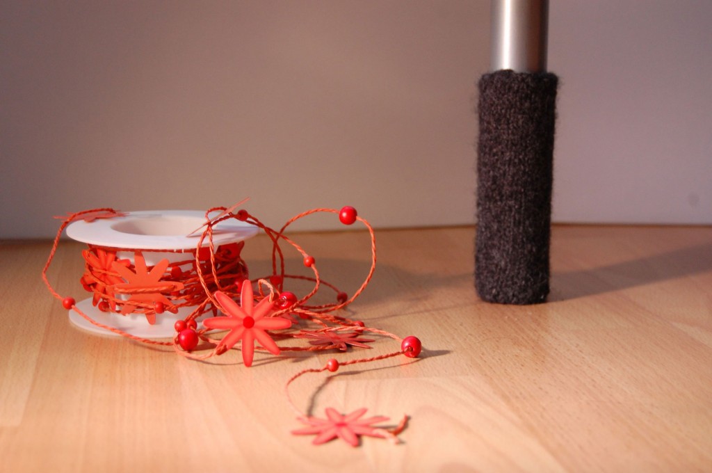 stuhlbeinsocke Anleitung: Stuhlbein Socke stricken – mit Filzwolle Socke für Stuhlbein wird aufgehübscht stuhlbeinsocke Anleitung: Stuhlbein Socke stricken – mit Filzwolle