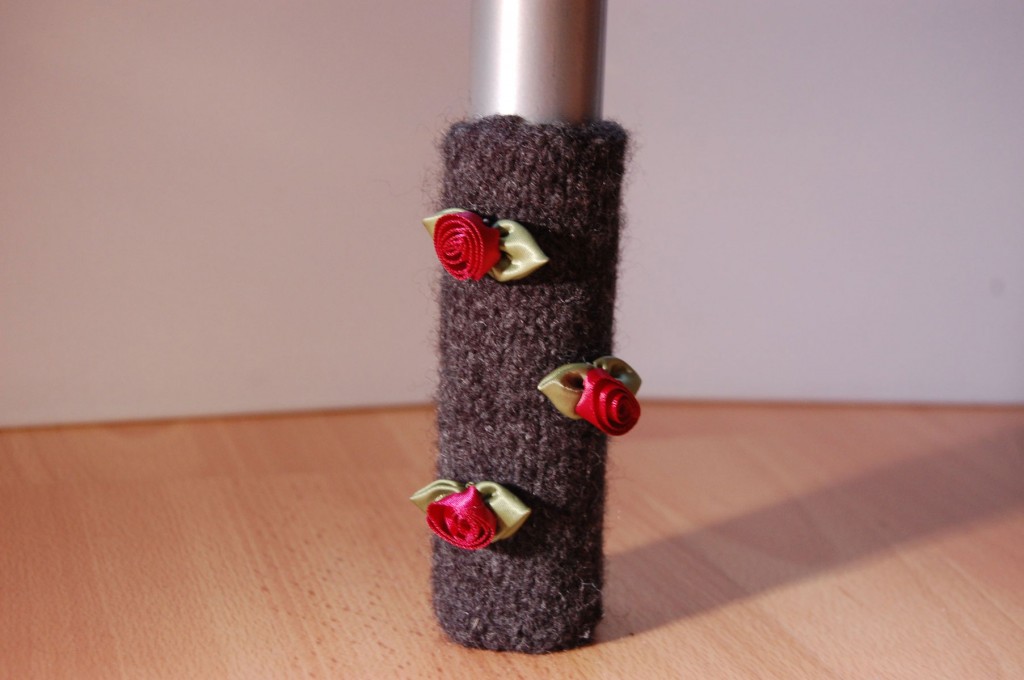 stuhlbeinsocke Anleitung: Stuhlbein Socke stricken – mit Filzwolle Stuhlbeinsocke mit Röschen stuhlbeinsocke Anleitung: Stuhlbein Socke stricken – mit Filzwolle