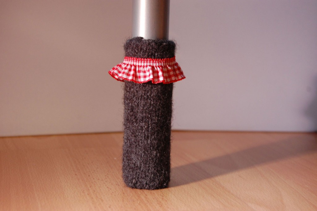 stuhlbeinsocke Anleitung: Stuhlbein Socke stricken – mit Filzwolle Stuhlbeinsocke mit Karo-Rüschenband stuhlbeinsocke Anleitung: Stuhlbein Socke stricken – mit Filzwolle