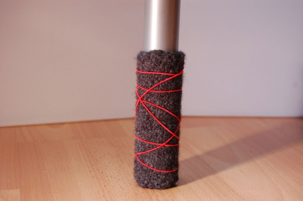 stuhlbeinsocke Anleitung: Stuhlbein Socke stricken – mit Filzwolle Stuhlbeinsocke mit Gummiband stuhlbeinsocke Anleitung: Stuhlbein Socke stricken – mit Filzwolle