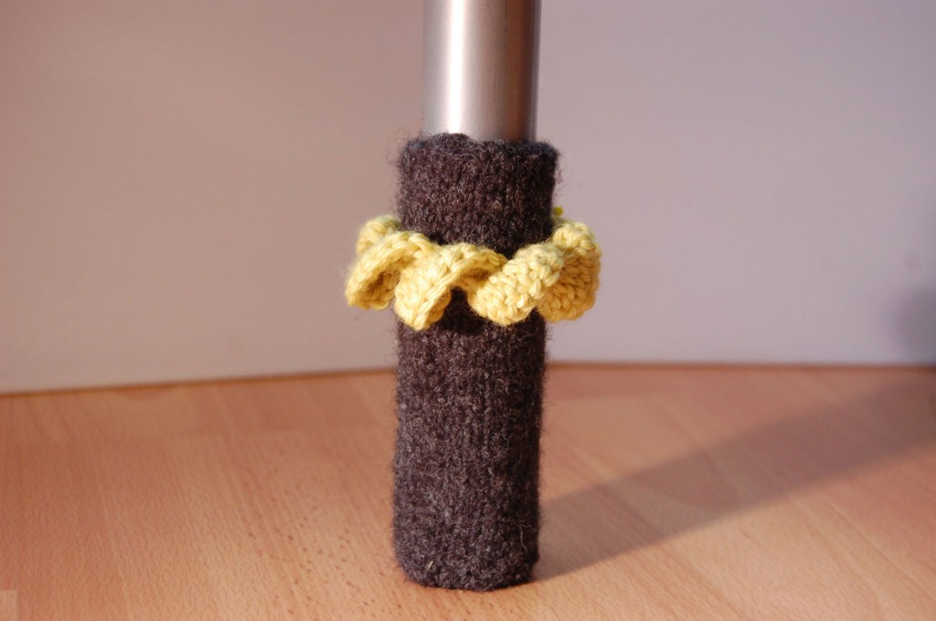 stuhlbeinsocke Anleitung: Stuhlbein Socke stricken – mit Filzwolle Stuhlbeinsocke mit Korkenzieherspirale stuhlbeinsocke Anleitung: Stuhlbein Socke stricken – mit Filzwolle