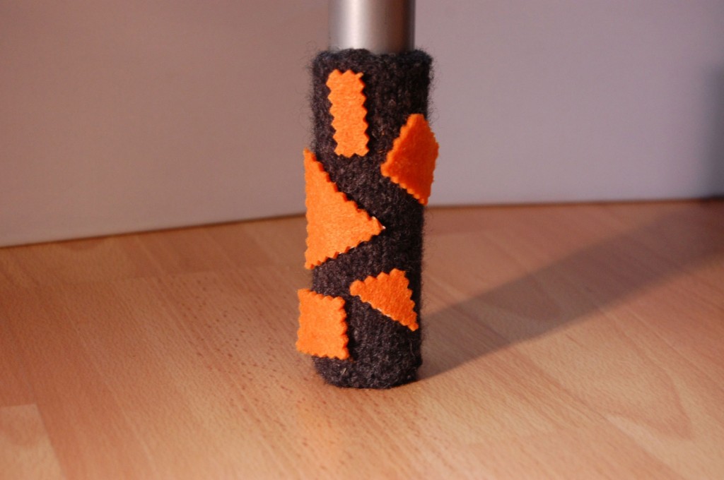 stuhlbeinsocke Anleitung: Stuhlbein Socke stricken – mit Filzwolle Stuhlbeinsocke mit Filzstreifen stuhlbeinsocke Anleitung: Stuhlbein Socke stricken – mit Filzwolle