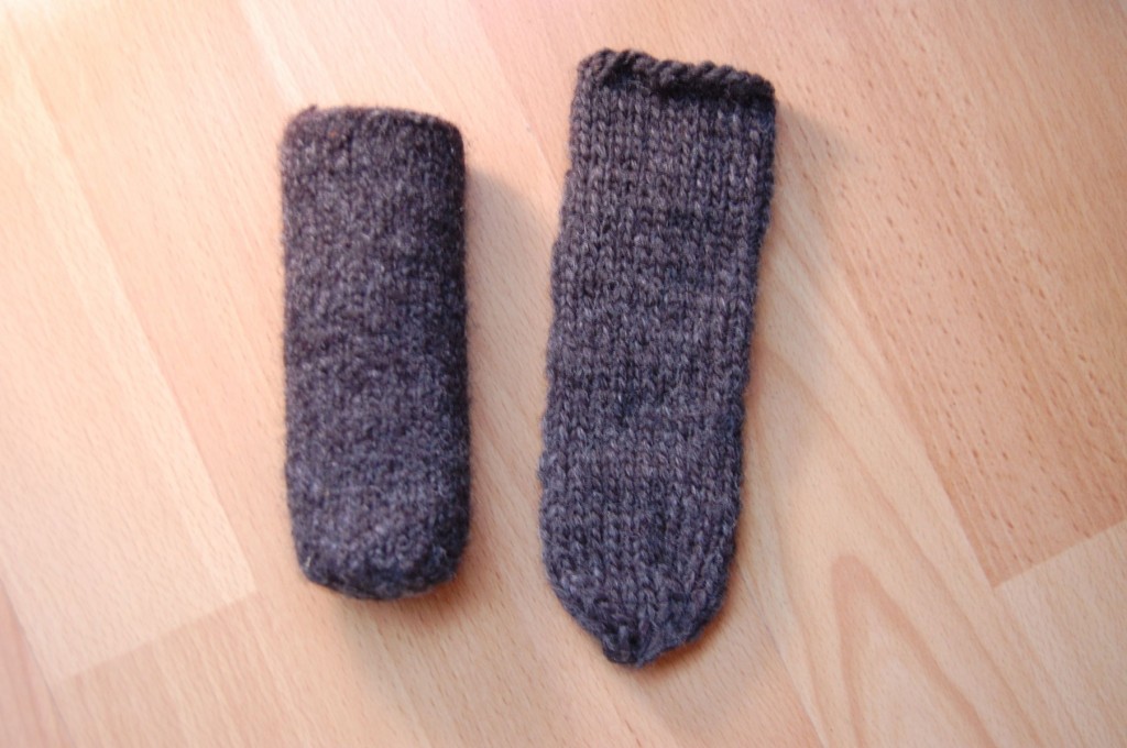 stuhlbeinsocke Anleitung: Stuhlbein Socke stricken – mit Filzwolle Socken für Stuhlbeine gefilzt und ungefilzt stuhlbeinsocke Anleitung: Stuhlbein Socke stricken – mit Filzwolle