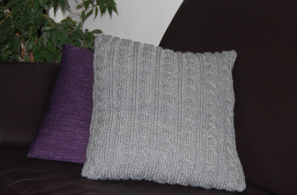 Kissen stricken mit Zopfmuster