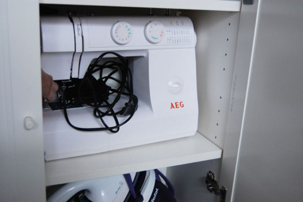 Passgenau: Die Nähmaschine von AEG passt exakt in den Schrank.