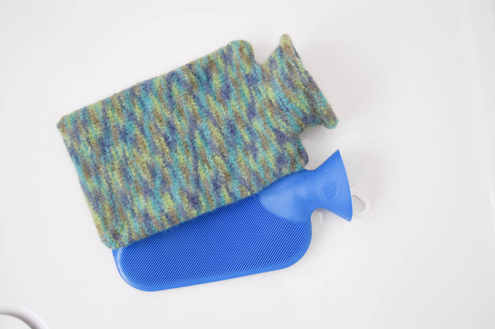 gestrickte Filzhülle für die Wärmflasche