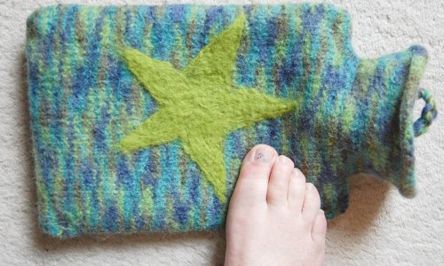 gefilzte Hülle für Wärmflasche ganz-2 gestrickte Filzhülle für Wärmflasche