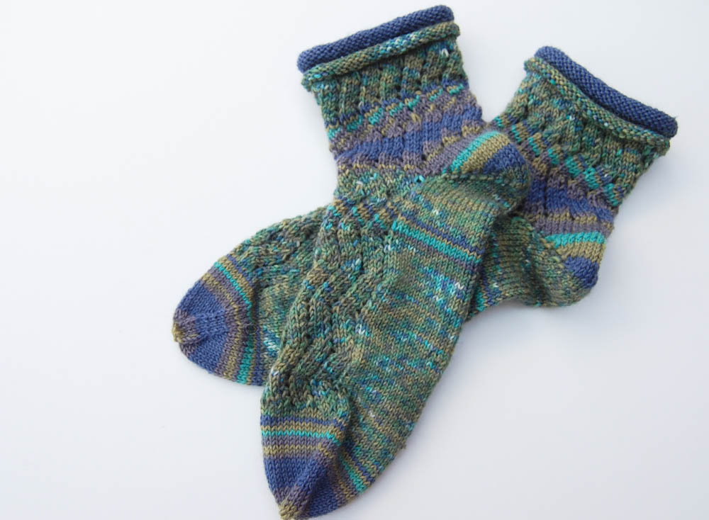 Socken mit Zickzackmuster und doppeltem Rollrand