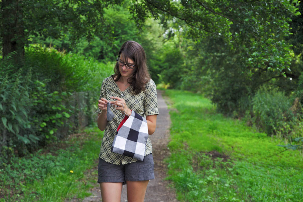 Stricken-to-go - Katharina Kalisch zeigt die praktische Nutzung des Strickbeutels Cordula.