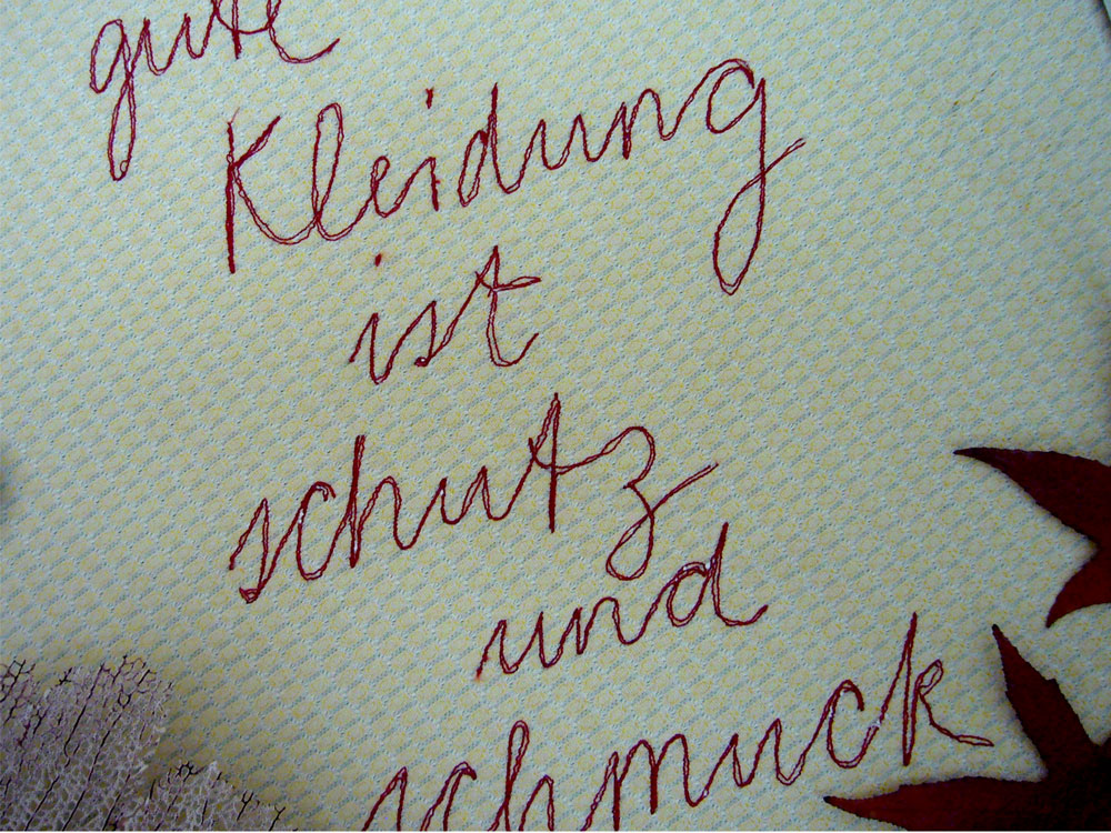 Upcycling-Kleidung gute-kleidung, genähter Schriftzug