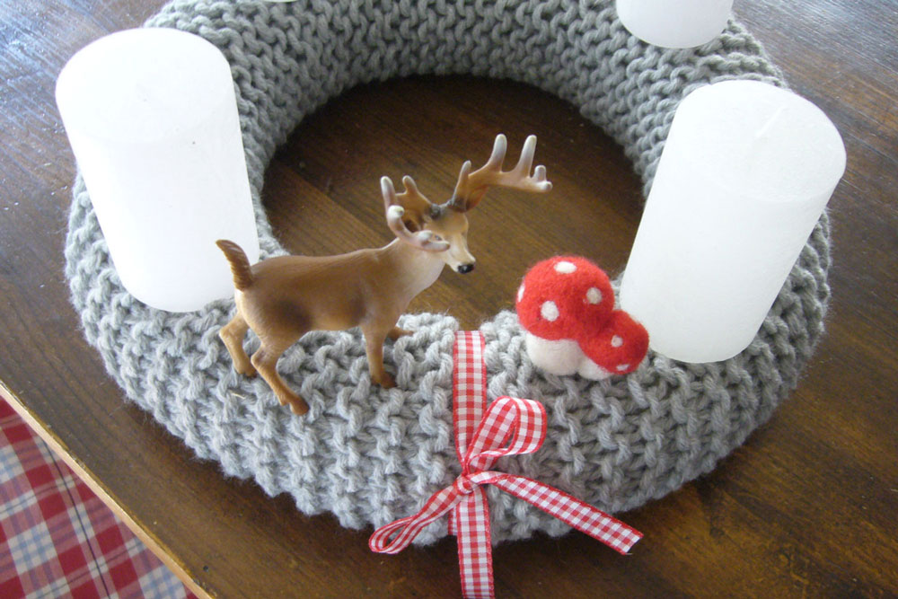 Weihnachtsdeko selber machen – Adventskranz stricken