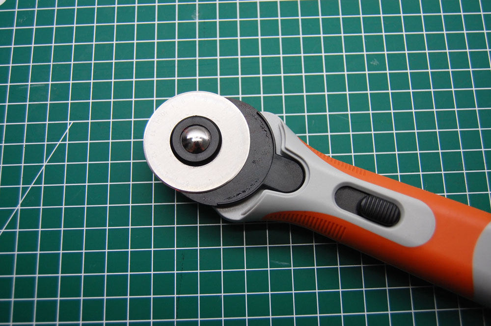 Geschenke für Nähfreunde – Rollschneider und Schneidematte