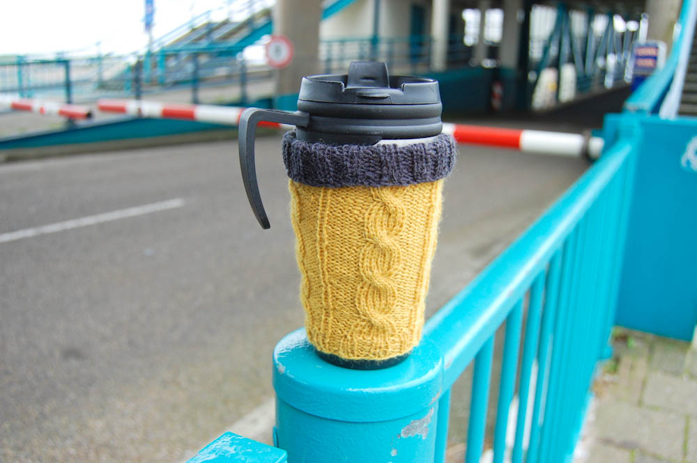Hülle für Kaffeebecher stricken