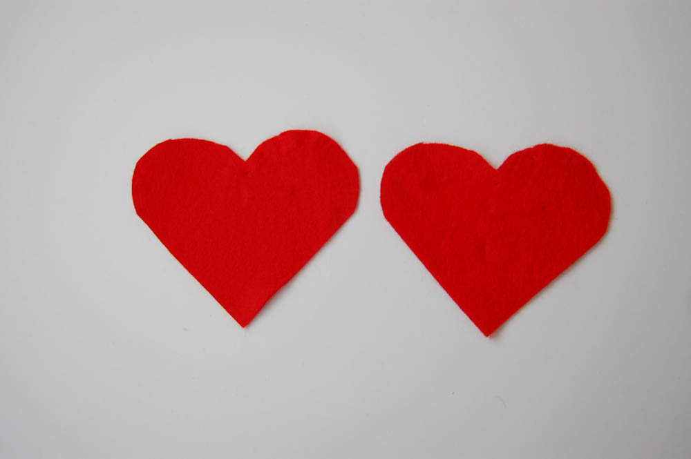 Herzchen Lesezeichen - zwei Herzchen ausgeschnitten