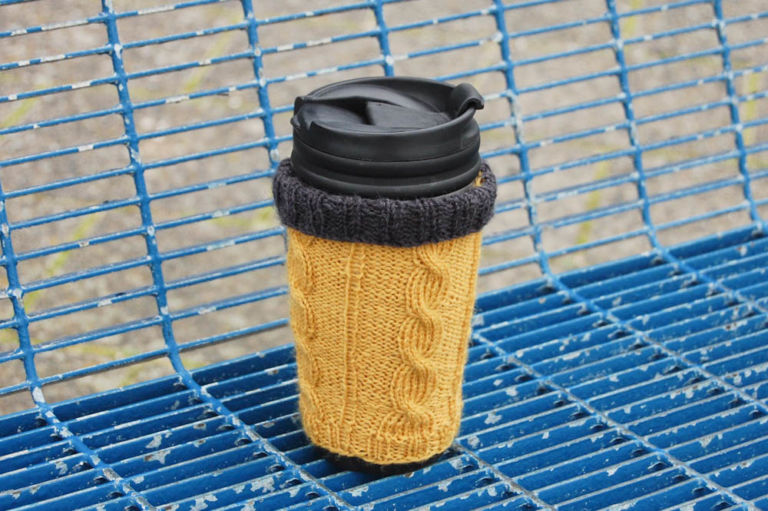 Hülle für Kaffeebecher stricken