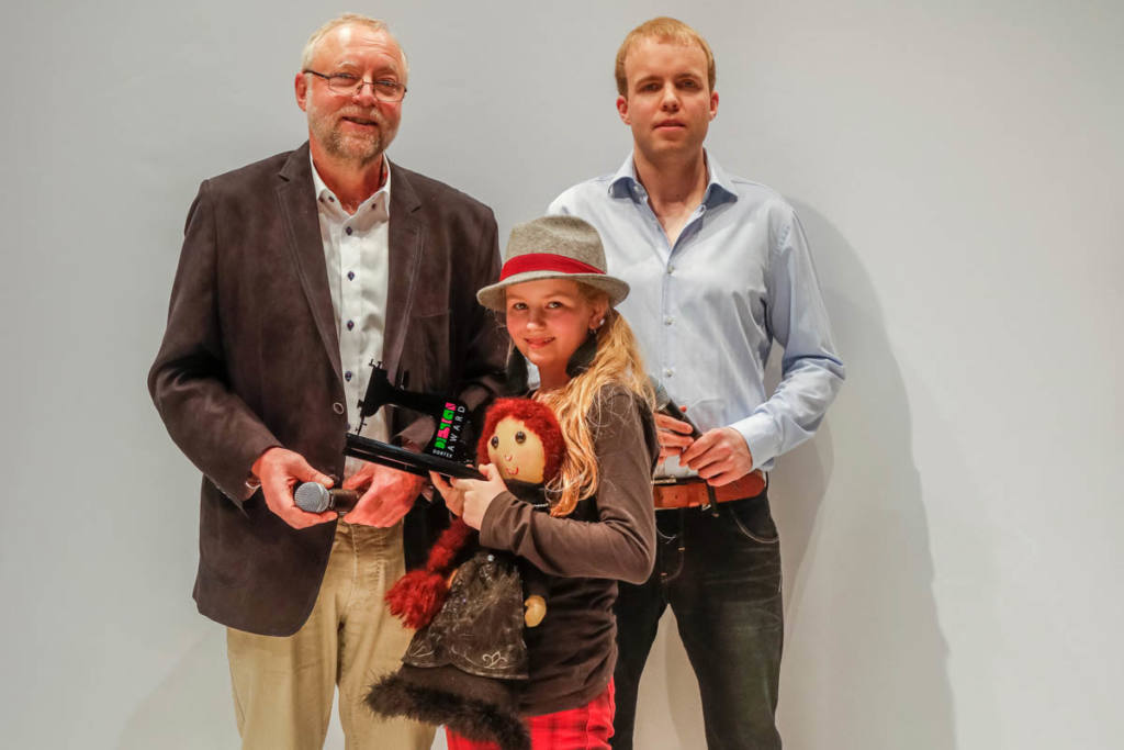 Gewinnerin "Best Youngster - Textilkunst" Hedda Schmidt, 10 Jahre (li. Burkhard Dohmann, re. Peter Dohmann, beide Geschäftsführung DORTEX) -
Copyright Stephan Schuetze