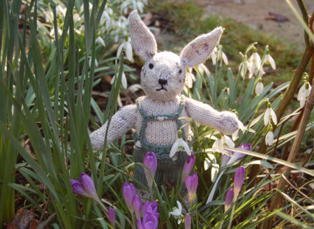 Gestrickter Hase mit Krokussen