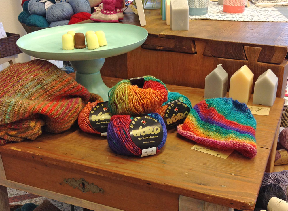 Wolle & Kunst - Tisch mit Wolle und Mütze