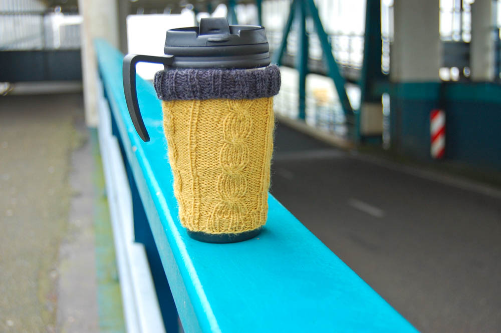 Geschenke stricken - Hülle für Kaffeebecher