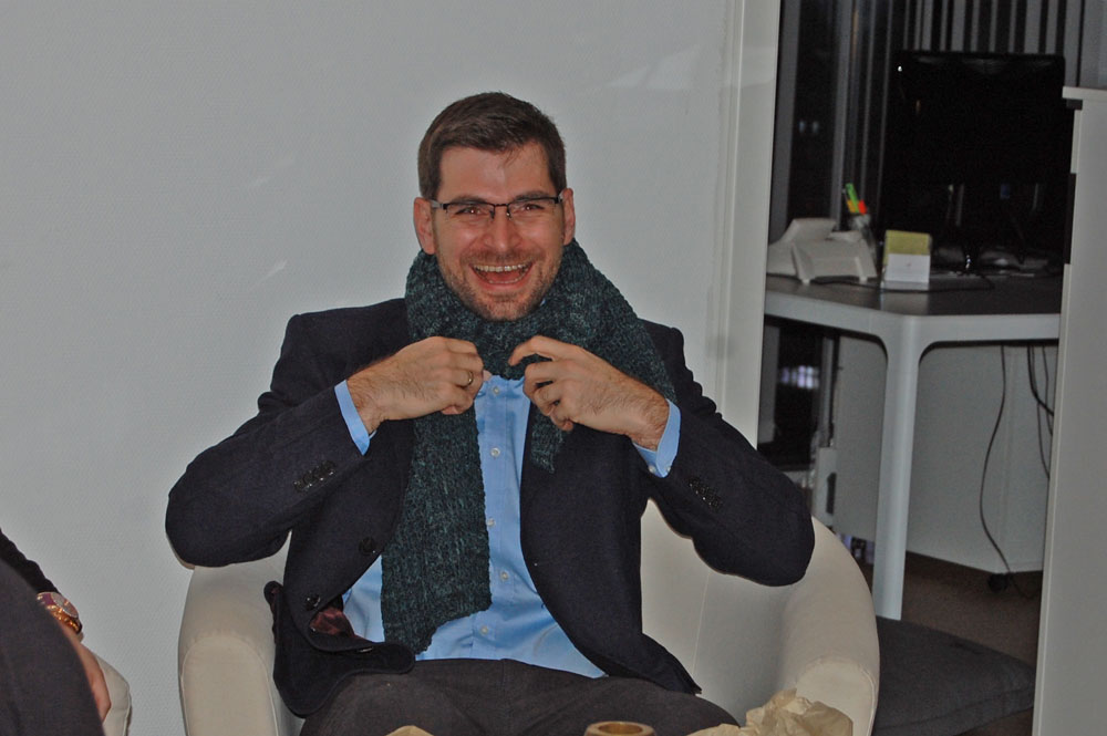 Paul Pascuali mit Schal, gestrickt von einer Färberin
