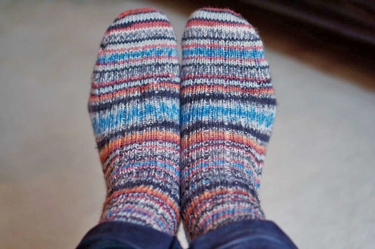 Zwei identische Socken stricken - Titelbild