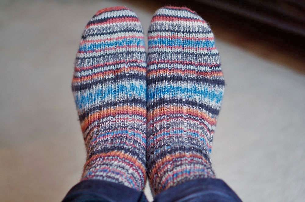 Zwei identische Socken stricken - Titelbild