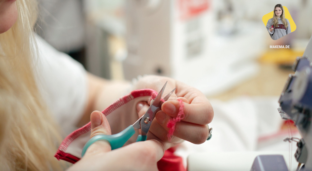 Badeanzug selber nähen: Überstehende Fäden abschneiden