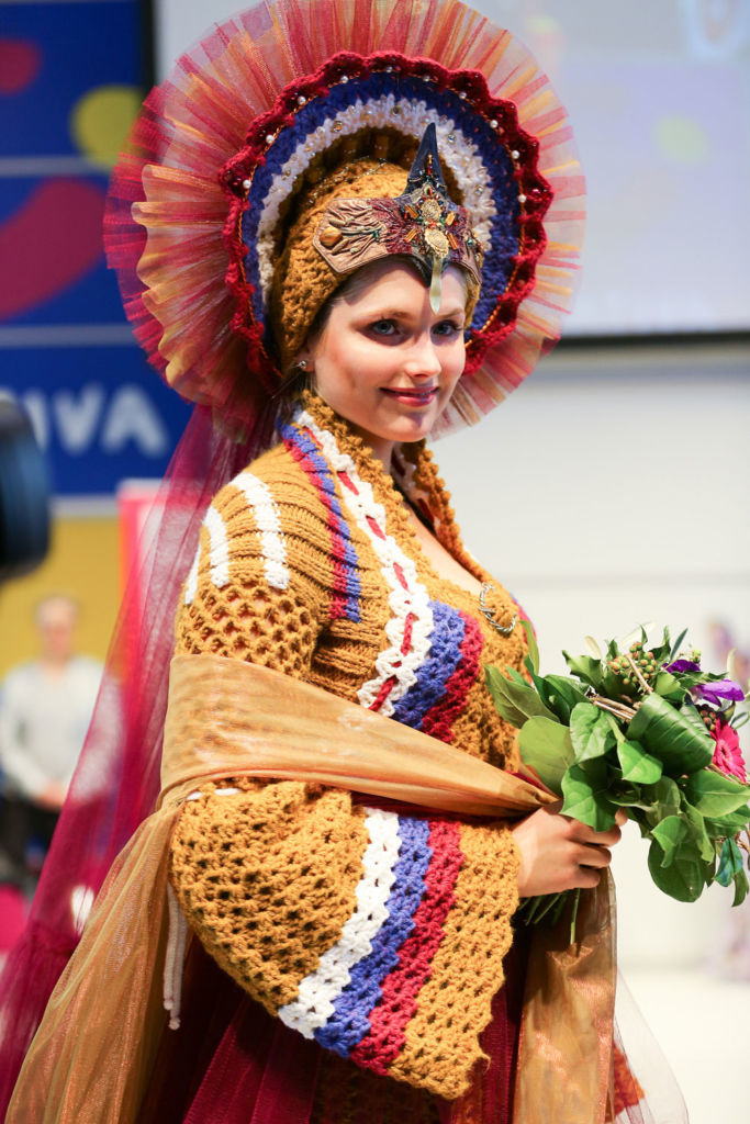 DORTEX Design-Award - Frau in gestrickter Tracht