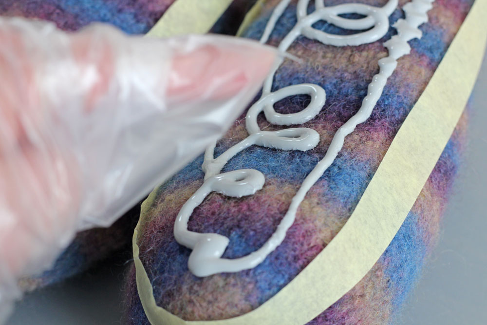 Rutschfeste Sohle für Filzpantoffeln - Sohlenlatex wird mit einer Plastiktüte oder einem Einmalhandschuh auf der Sohle verteilt.