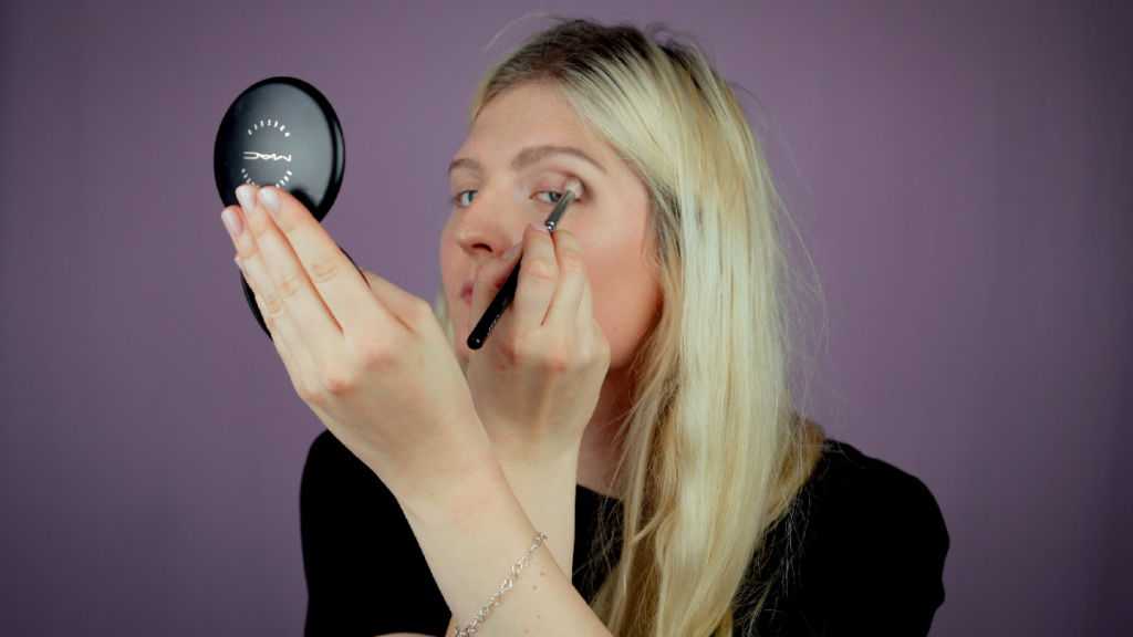 Bei dem Halloween Make up wird mit der menschlichen Gesichtshälfte gestartet.